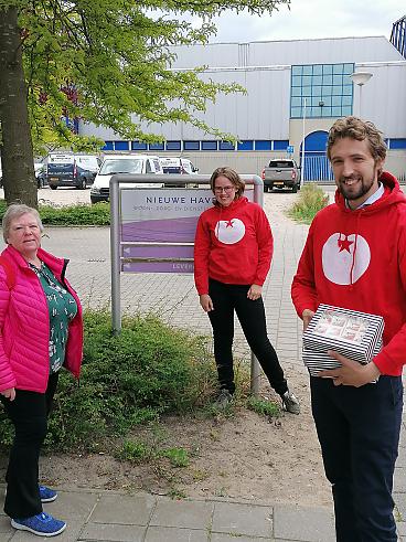 https://overijssel.sp.nl/nieuws/2020/05/Simon en lokale SP'ers met taart voor onze zorghelden